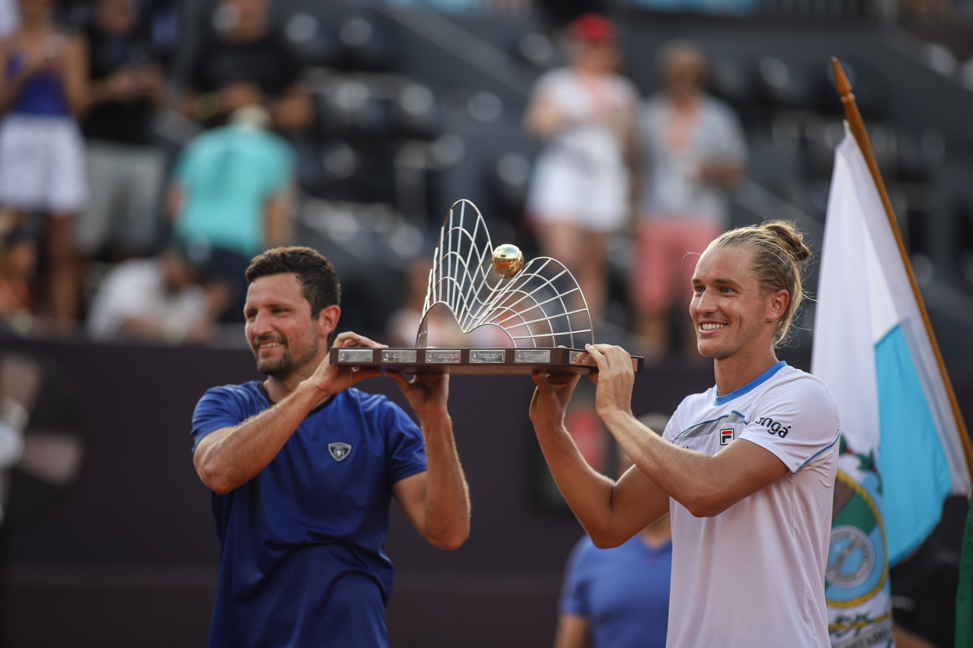 Rafael Matos (de branco) e Nicolas Barrientos (de azul) são campeões do Rio Open 2024 - Foto: Renan Areias / Agência O Dia