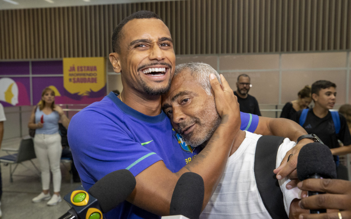 Rodrigo, da seleção brasileira de futebol de areia, ao lado de Romário