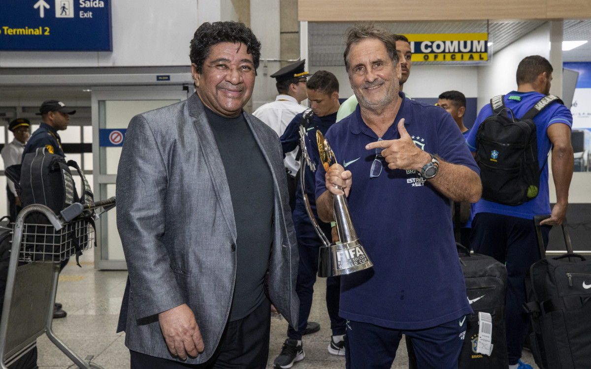 Ednaldo Rodrigues, à esquerda, ao lado do técnico Marco Octavio, à direita