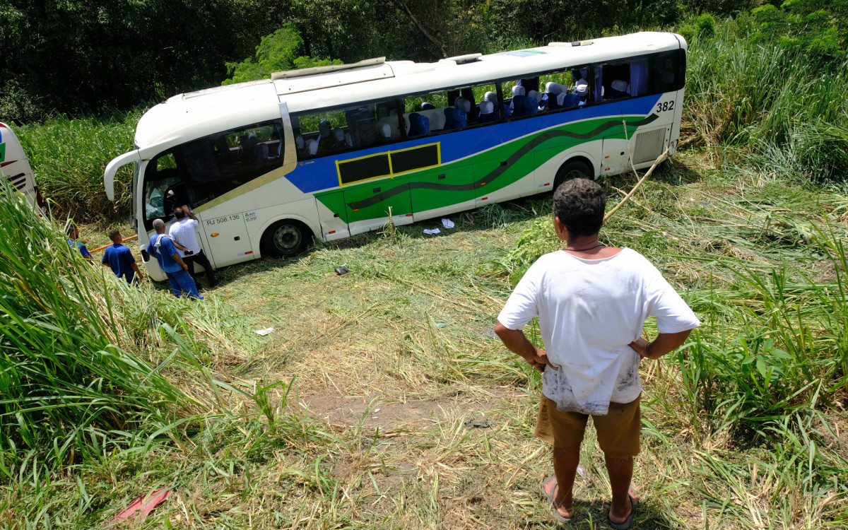Ônibus capota na RJ 101 Rio Santos e deixa passageiros feridos, nesta segunda-feira (26).