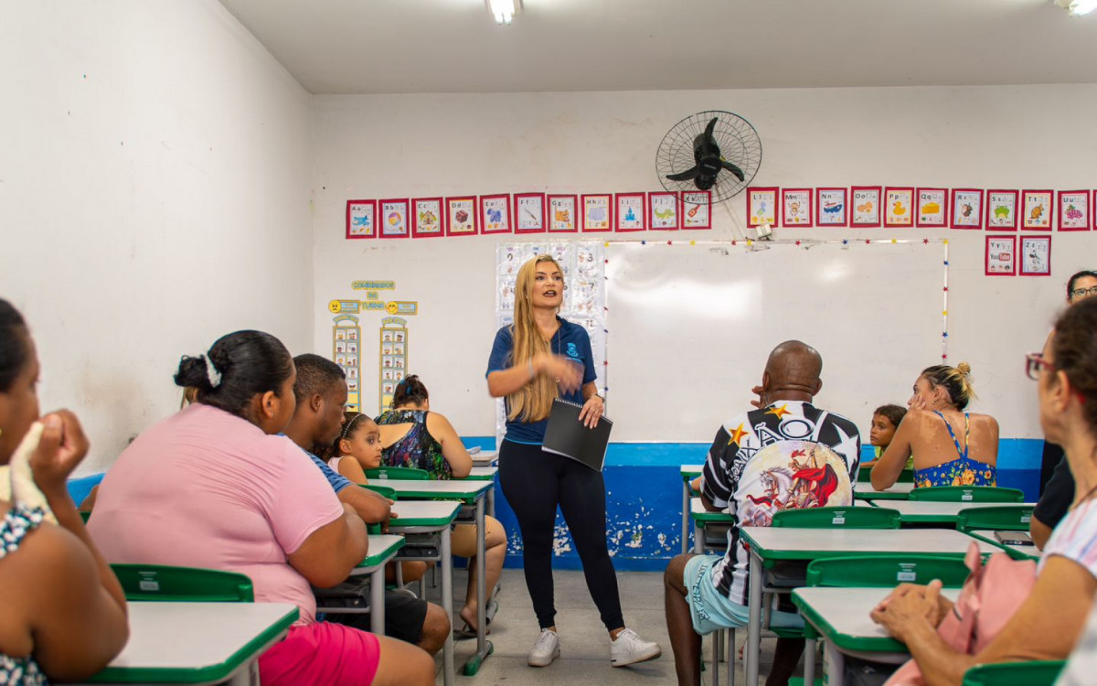 A vice-prefeita professora Flávia acompanhou a entrega dos uniformes e destacou em seu discurso a importância do Dia da Família