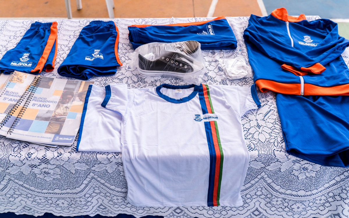 Os alunos receberam tênis, meias, calças compridas, casacos e blusas