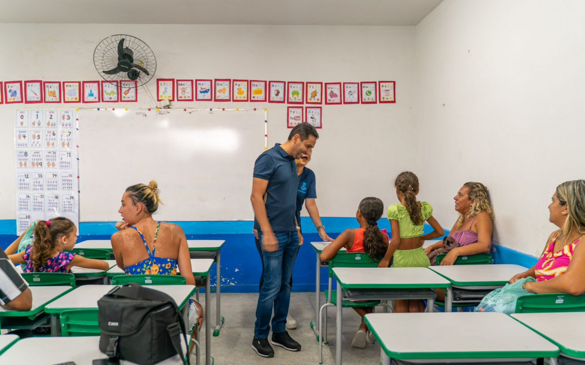 O prefeito Abraãozinho esteve em uma das escolas municipais acompanhando a entrega dos uniformes e o Dia da Família