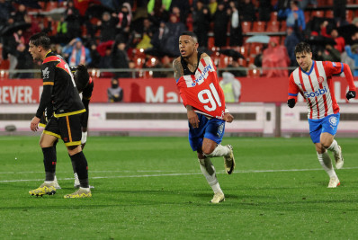 Brasileiro marca duas vezes e brilha em vitória do Girona no Campeonato Espanhol