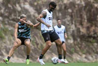 Com máscara de proteção, Barboza volta aos treinos do Botafogo