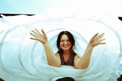 Juíza da Irlanda nega indenização por invalidez após mulher vencer prova de arremesso de árvore