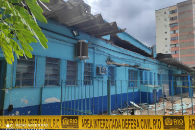 Parte de telhado e caixa d’água de escola desabam no Jabour