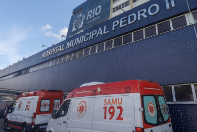 Dois adultos morrem e crianças ficam feridas após carro cair em canal em Guaratiba