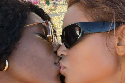É o amor! Lucy Alves publica foto beijando a namorada Indira Nascimento
