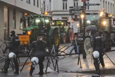 Agricultores protestam na sede da União Europeia, onde ministros se reúnem