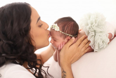 Mirella Santos compartilha ensaio newborn da filha