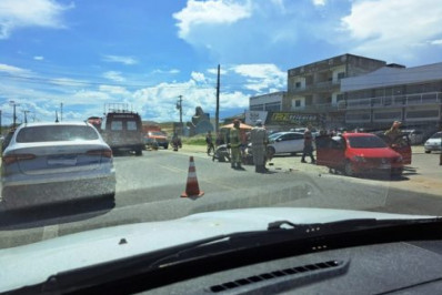 Grave acidente envolvendo carro e motocicleta deixa quatro feridos em Araruama