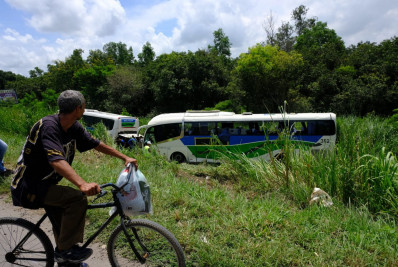 Ônibus de empresa naval capota e deixa mais de 20 feridos na Rio-Santos