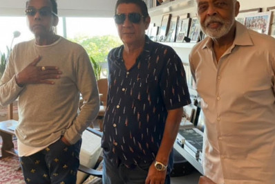 Zeca Pagodinho posa ao lado de Gilberto Gil e Jorge Ben Jor e web reage: 'Encontro de gigantes'