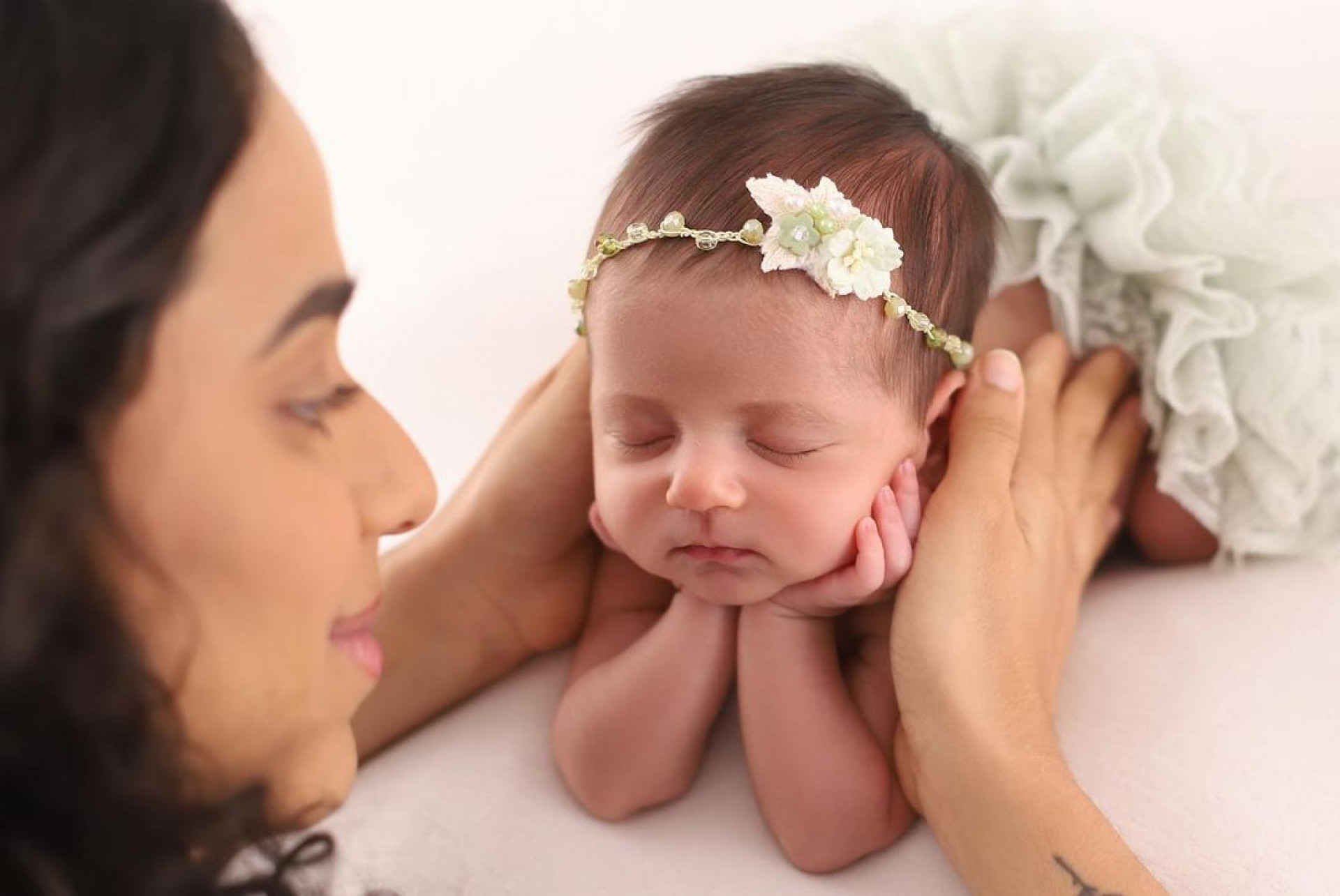 Mirella Santos compartilha ensaio newborn da filha, Luna - Reprodução