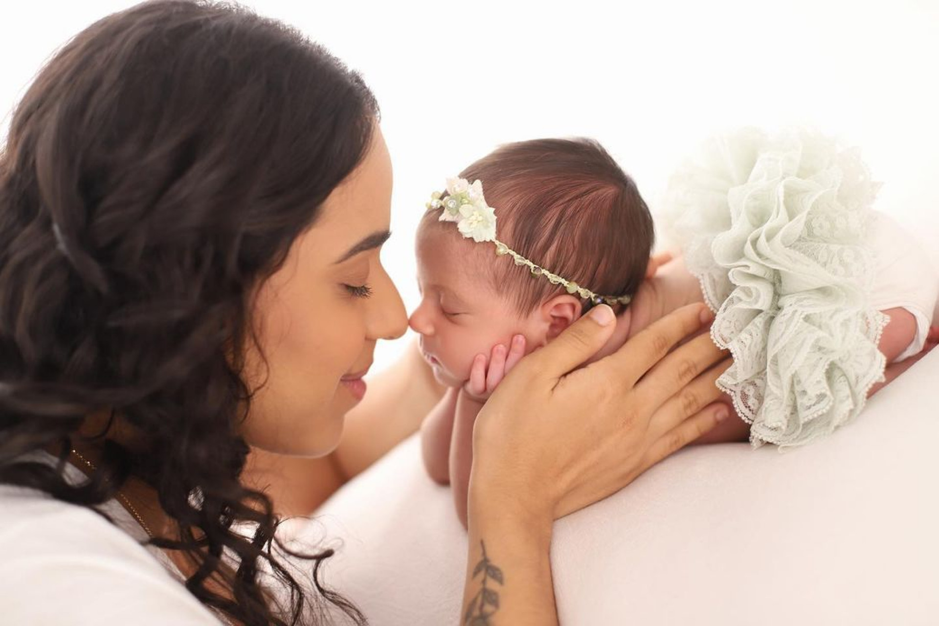 Mirella Santos compartilha ensaio newborn da filha, Luna - Reprodução