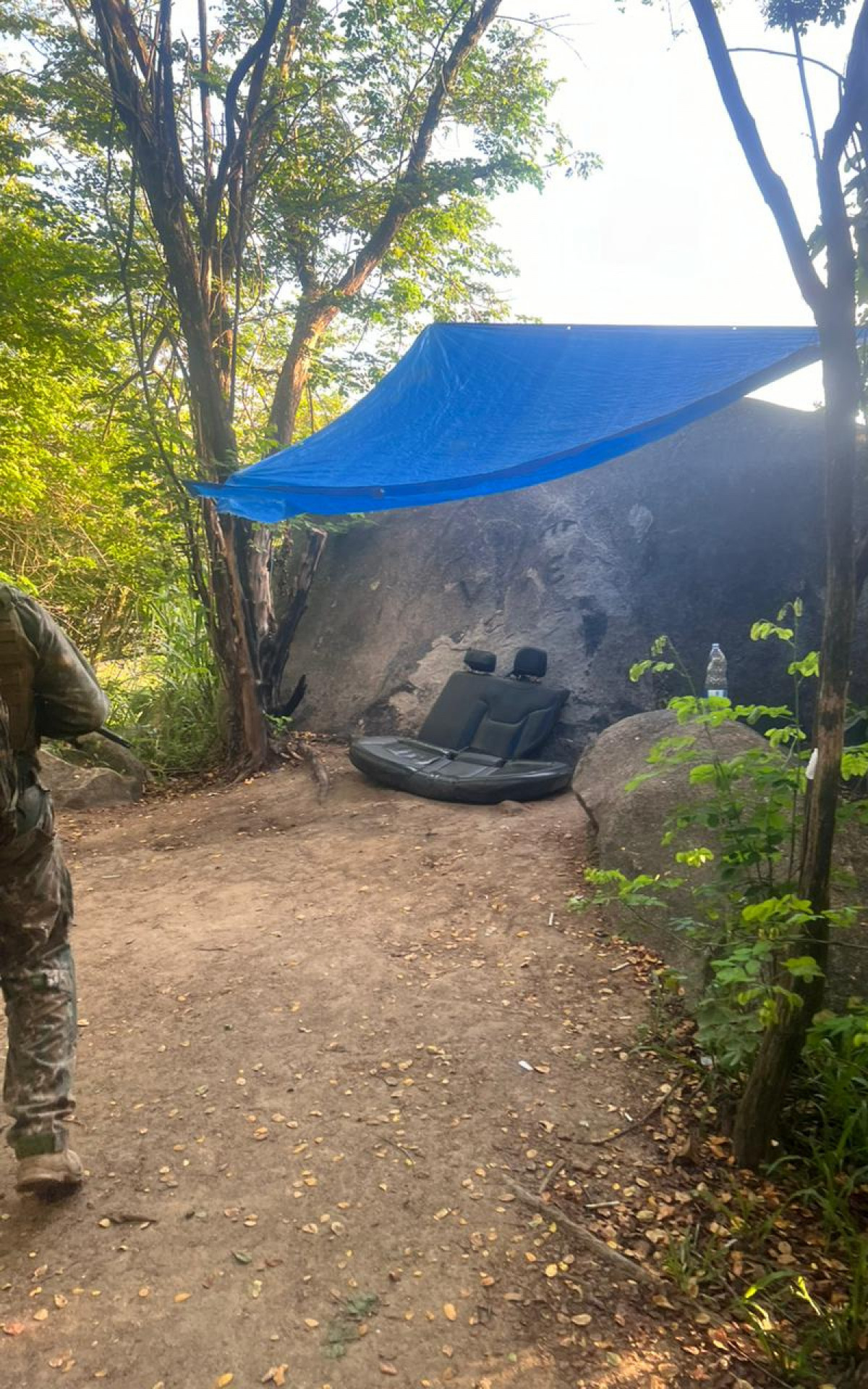 Acampamento utilizado por criminosos na área de mata do Alemão foi localizado e destruído por equipes do Bope  - Divulgação