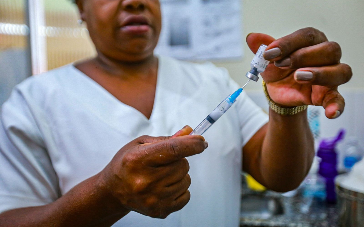 Nesta primeira semana, o público-alvo da vacinação são crianças de 10 anos de idade e a faixa etária vai mudando a cada semana