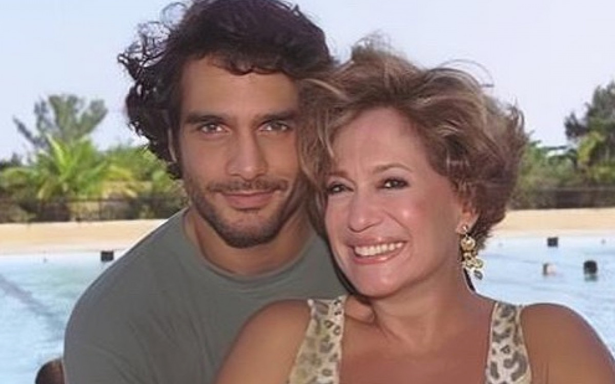 Rafael Calomeni e Susana Vieira nos bastidores da novela 'Mulheres Apaixonadas', de 2003 - Reprodução da TV Globo