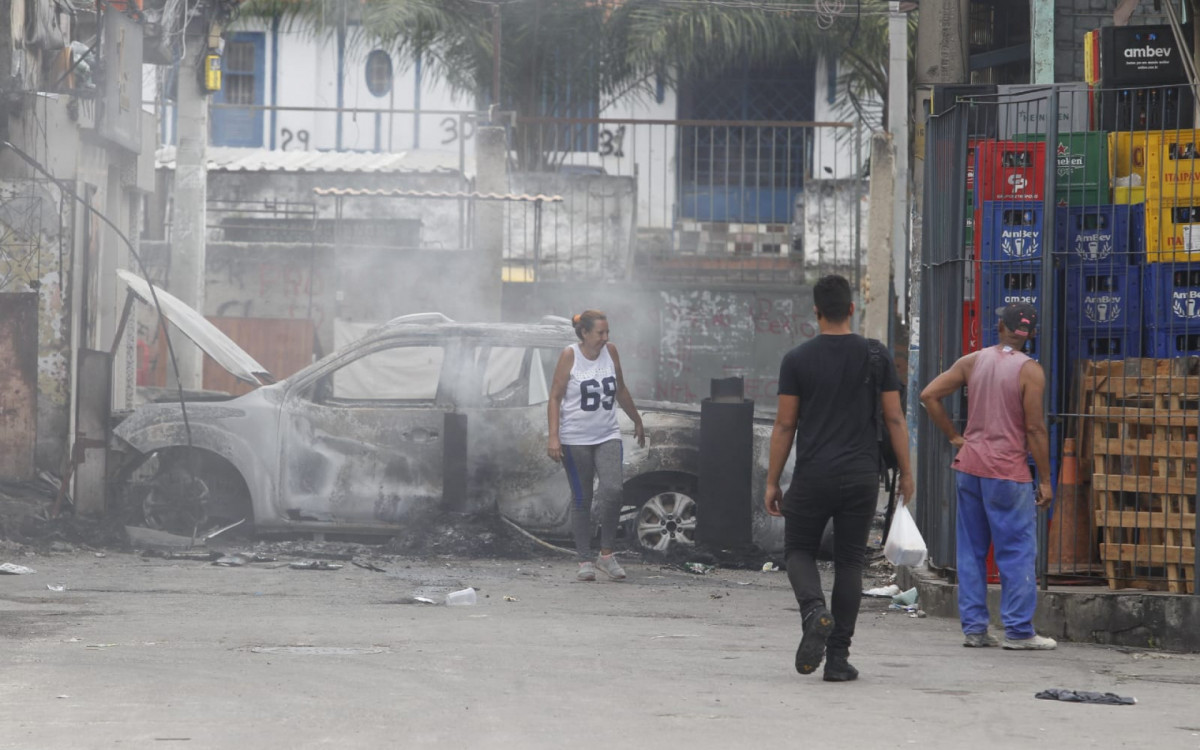 Carros são incendiados durante megaoperação da PM em comunidades do Rio - Reginaldo Pimenta/Agência O DIA