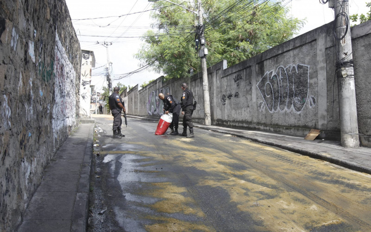 Imagens mostram rua onde criminosos jogaram oléo para dificultar a operação da PM - Reginaldo Pimenta