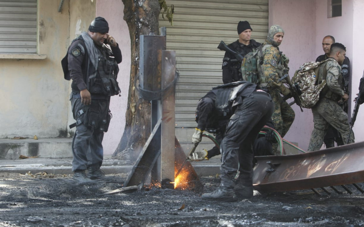 Imagens mostram rua onde criminosos jogaram oléo e retirada de barricadas feita por PMs - Reginaldo Pimenta/Agência O DIA