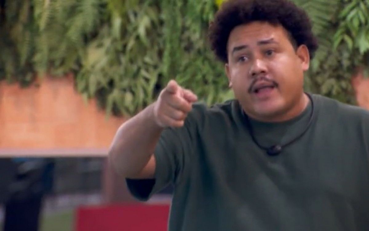 Lucas aponta para Davi durante discussão e pede respeito