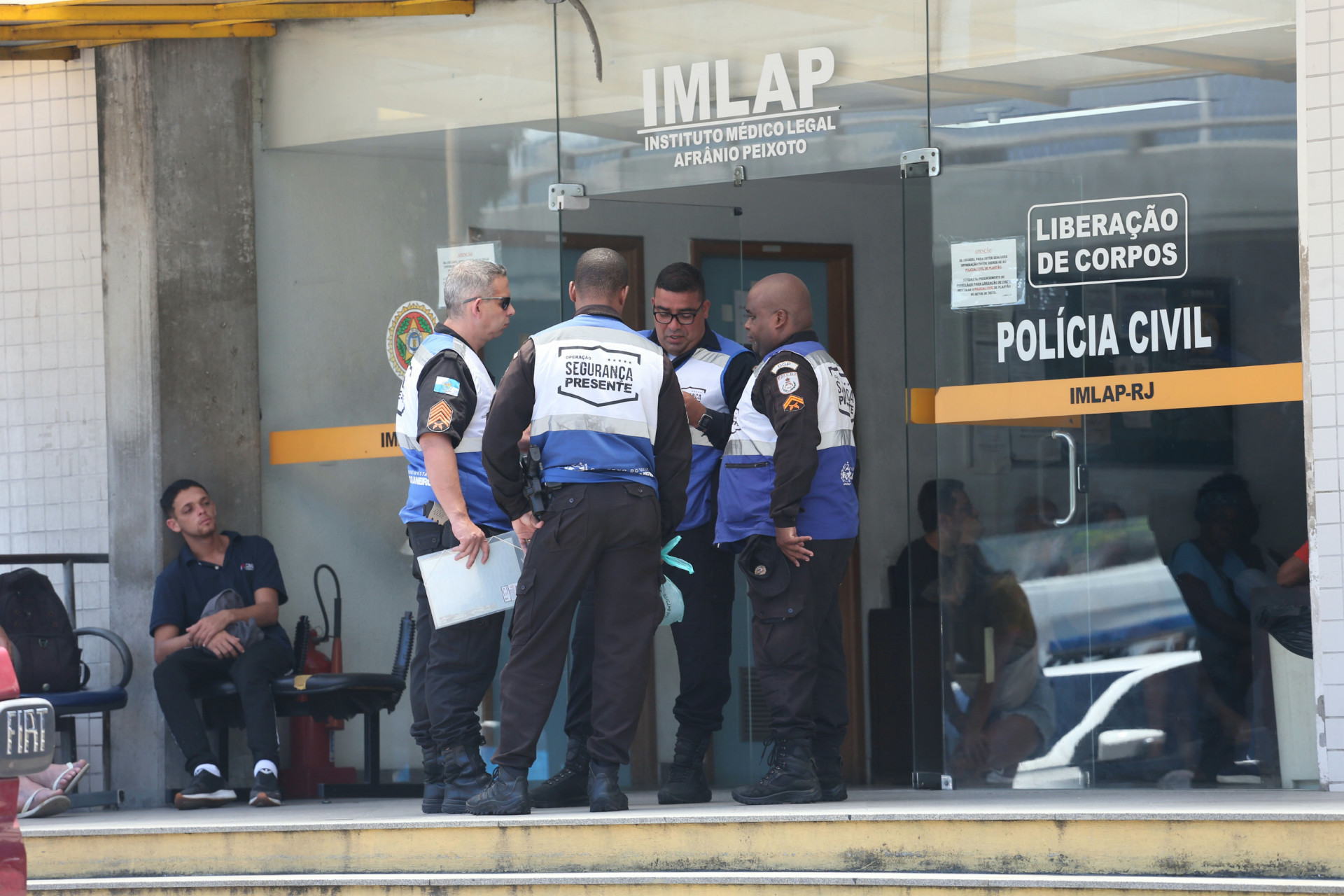 Familiares do sargento da PM George Damian Carvalho estiveram no IML, nesta terça-feira (27), para liberação do corpo - Cleber Mendes/Agência O Dia