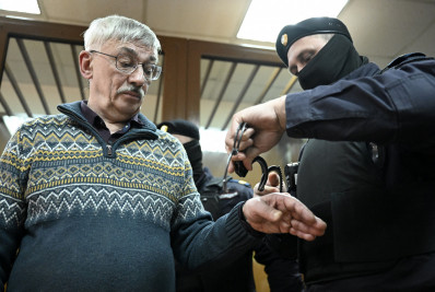 Vencedor de Nobel da Paz é condenado à prisão na Rússia por críticas à guerra na Ucrânia