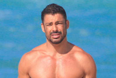 Cauã Reymond exibe o corpo sarado na Barra da Tijuca