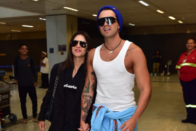 De mãos dadas, Luan Santana e Jade Magalhães desembarcam em aeroporto de São Paulo
