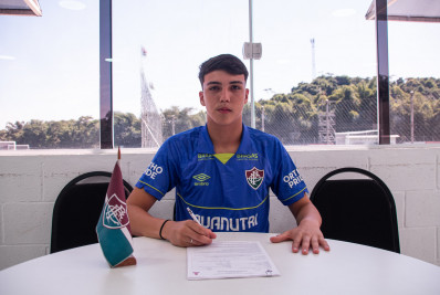 Goleiro assina primeiro contrato profissional com o Fluminense: 'Sensação inexplicável'