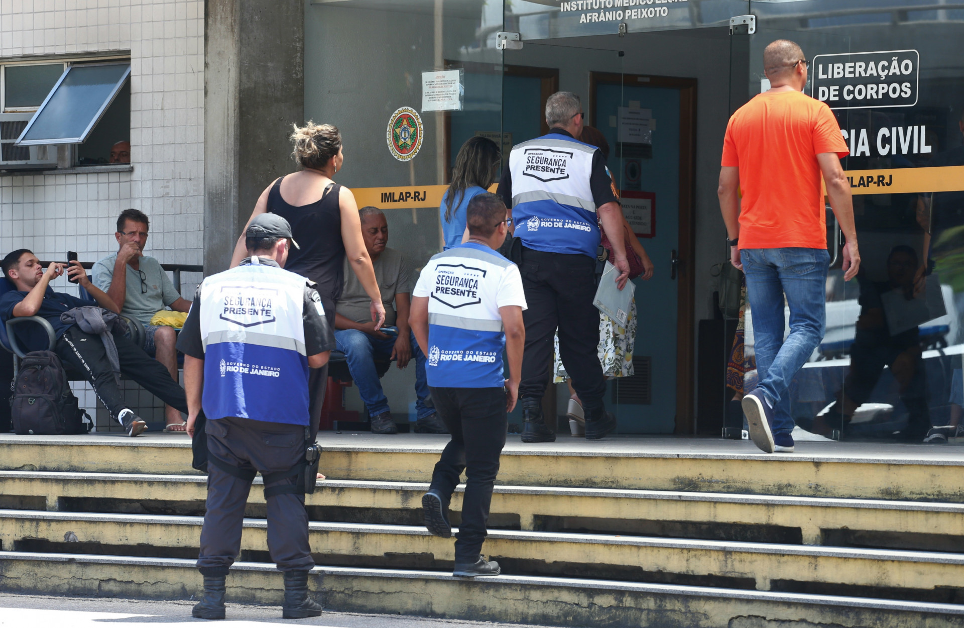 Familiares do sargento da PM George Damian Carvalho estiveram no IML, nesta terça-feira (27), para liberação do corpo - Cleber Mendes/Agência O Dia