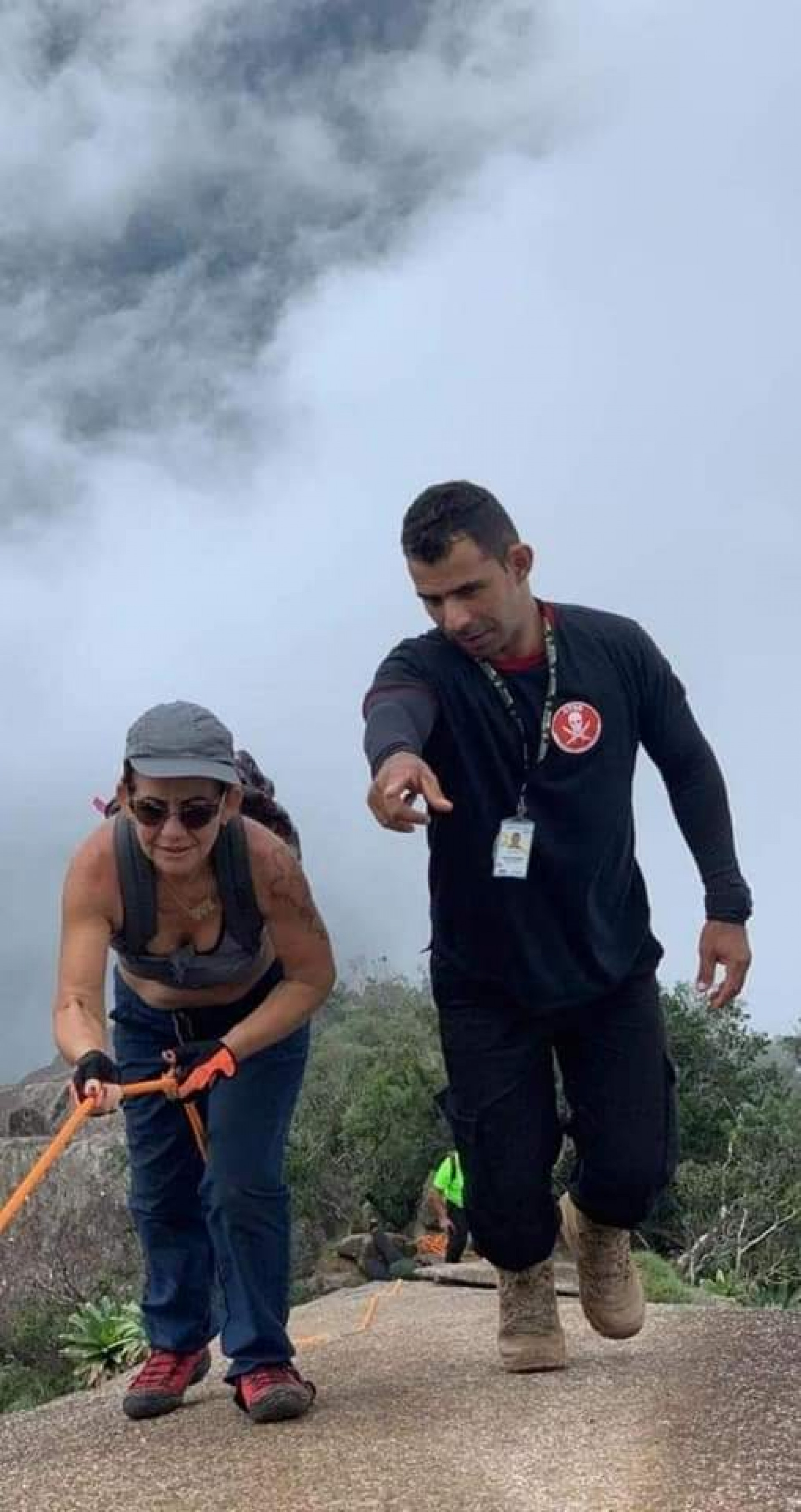 O guia de montanha Sheik acompanha a advogada Ana Lúcia dos Santos na escalada ao Escalavrado, no Parnaso