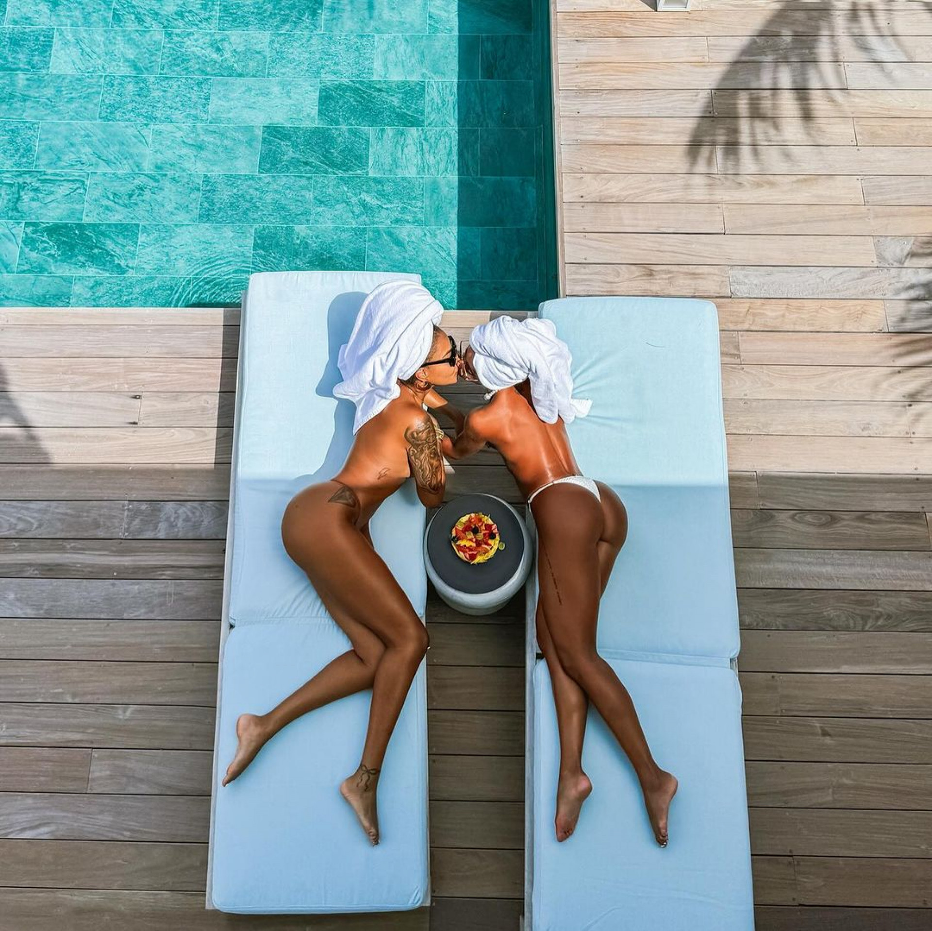 Ludmilla e Brunna Gonçalves posam de topless e trocam beijos em novas fotos no Caribe 
 - Reprodução / Instagram 