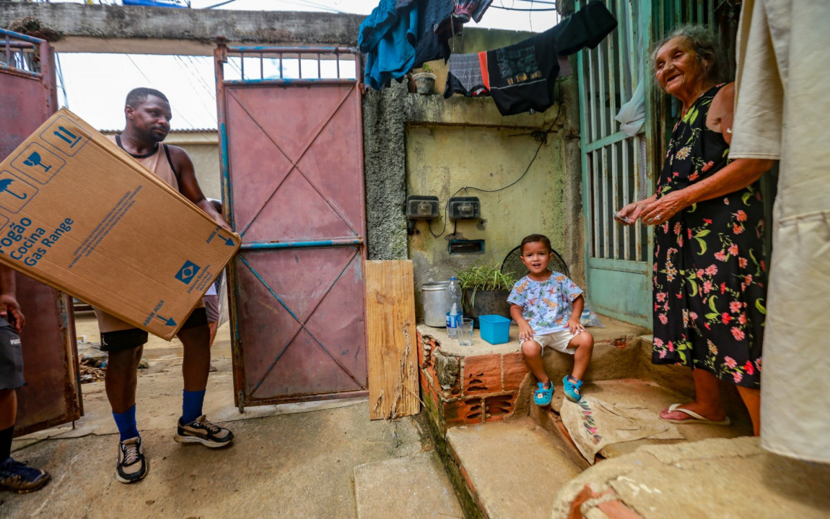 Dentre os itens entregues aos moradores estão fogão a gás e cestas básicas