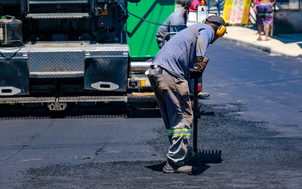 A Rua Bernardino Rodrigues está sendo asfaltada. A drenagem impediu as enchentes na Vila Pauline