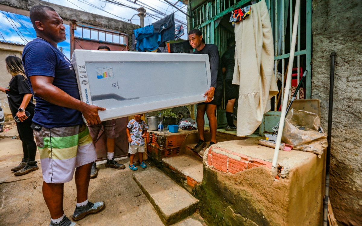 Diversos moradores da Vila São Luiz foram contemplados com geladeira e outro itens
