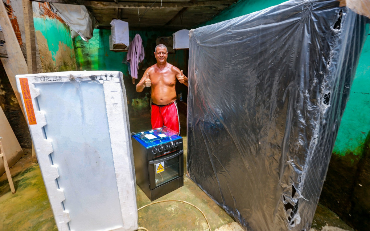 Mauro Pereira foi um dos moradores que teve a casa invadida pelos alagamentos das fortes chuvas. Ele ganhou novos utensílios