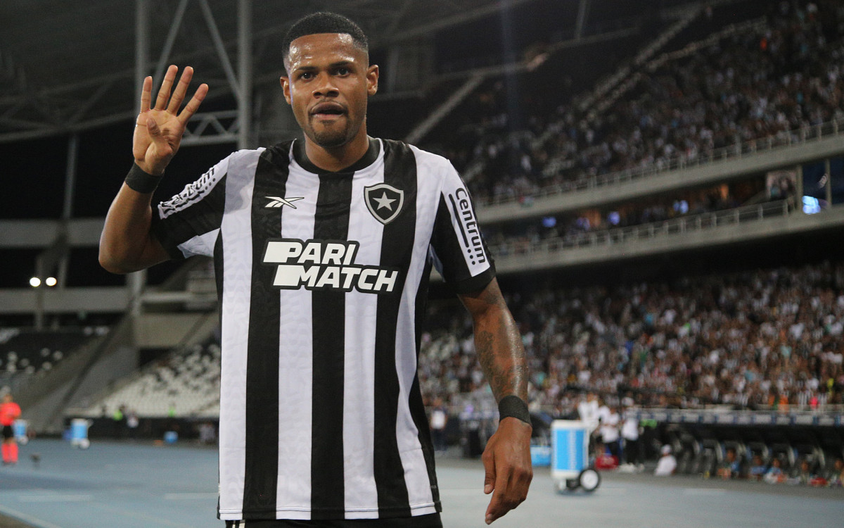 Júnior Santos fez quatro gols na vitória do Botafogo sobre o Aurora-BOL