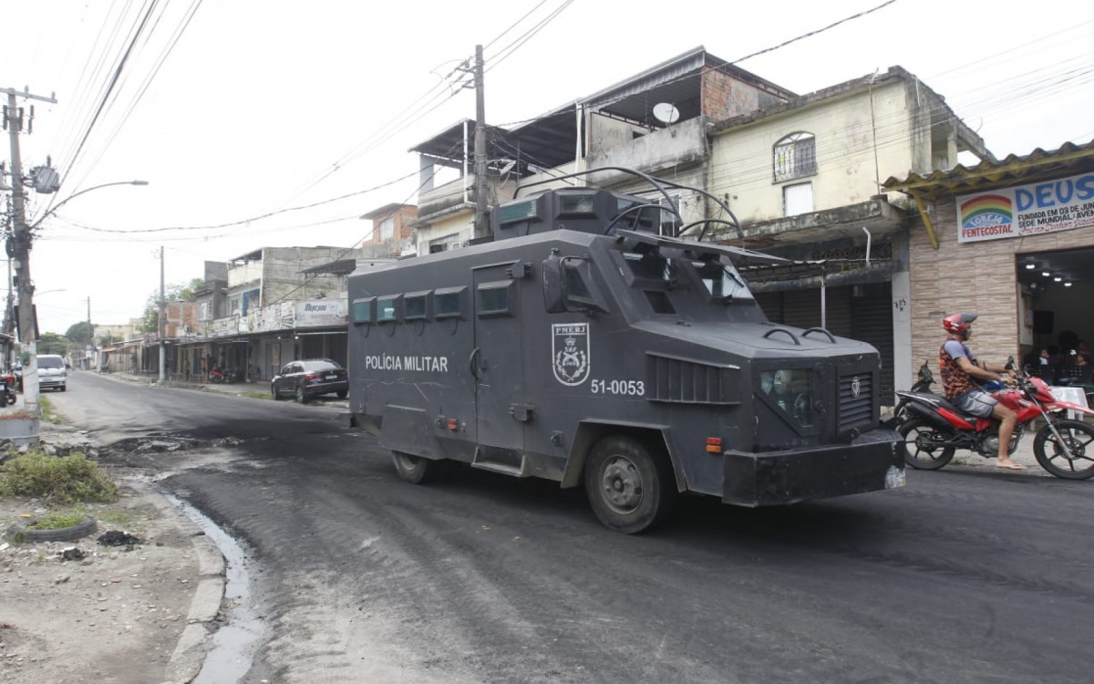 Retirada de barricadas durante operação na Vila Aliança - Reginaldo Pimenta/Agência O DIA