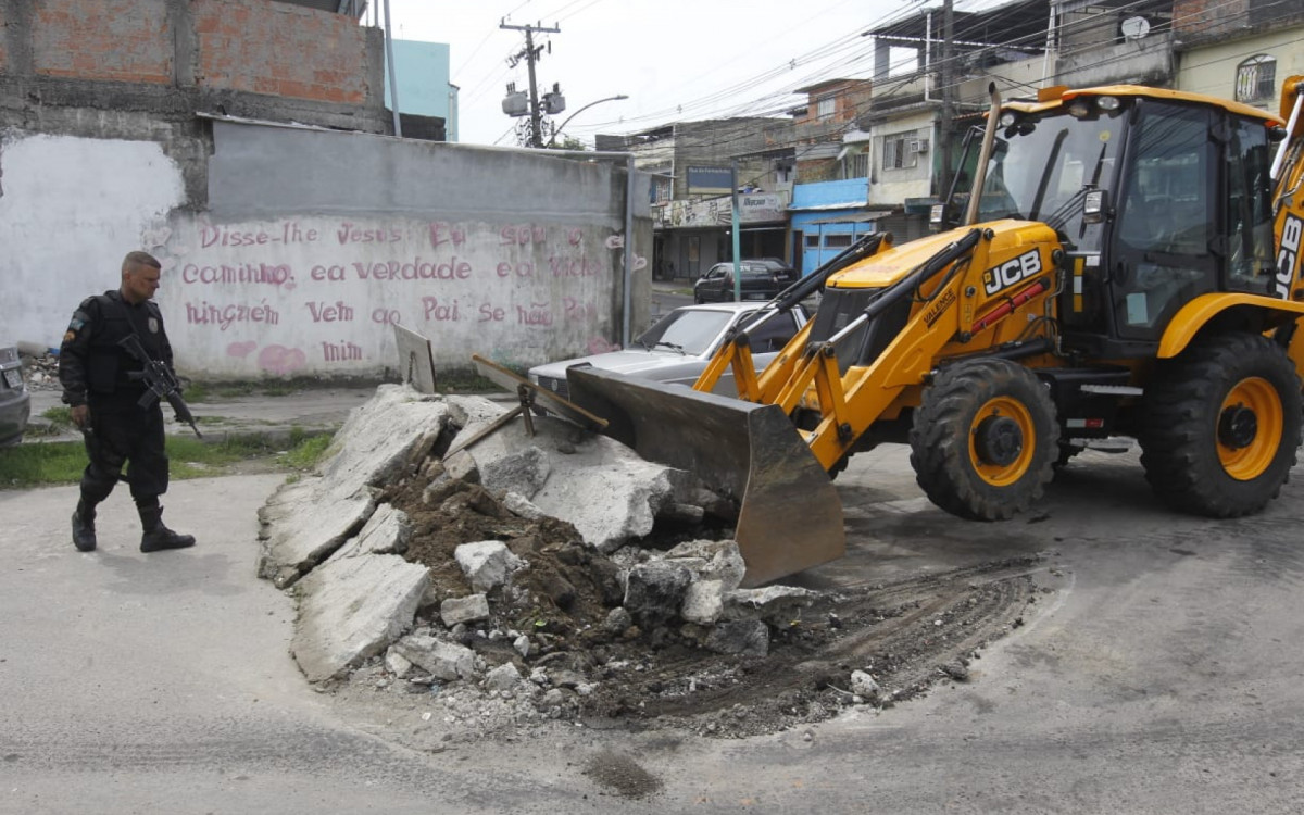 Retirada de barricadas durante operação na Vila Aliança - Reginaldo Pimenta/Agência O DIA