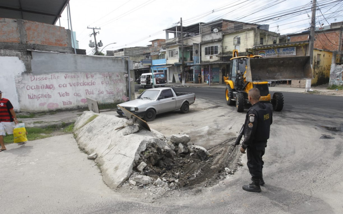 Retirada de barricadas durante operação na Vila Aliança - Reginaldo Pimenta/Agência O DIA
