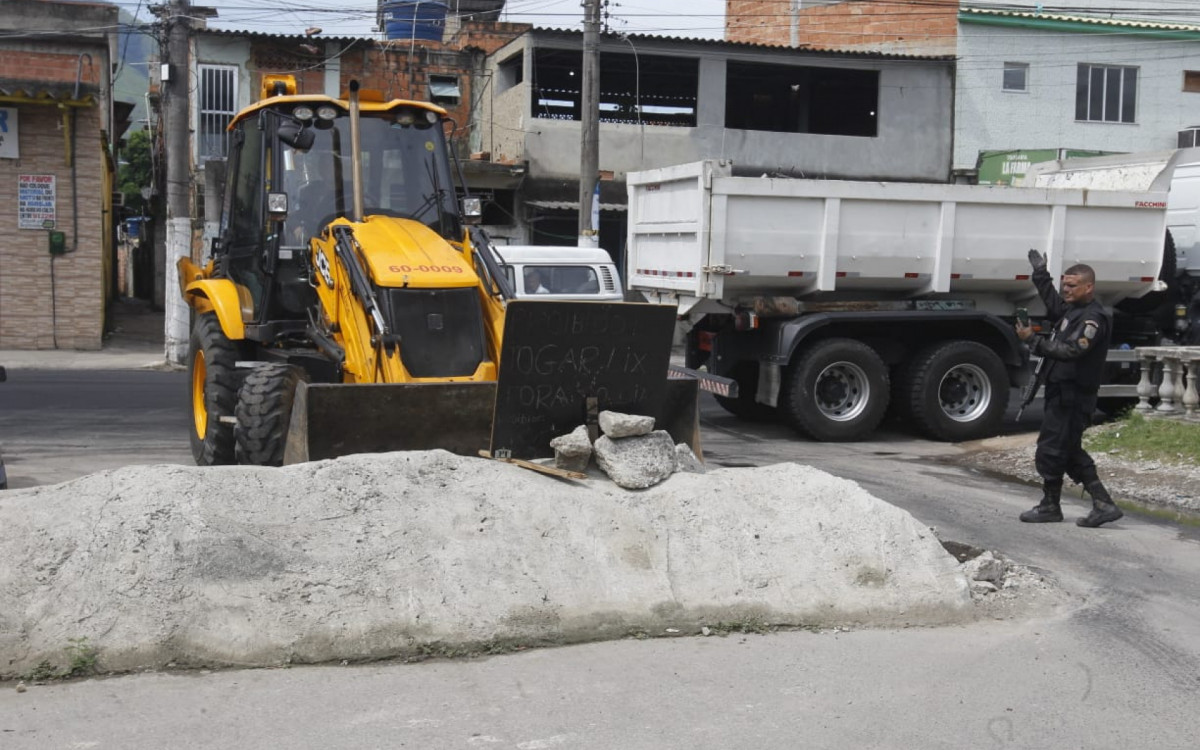 Retirada de barricadas durante operação na Vila Aliança - Reginaldo Pimenta/Agência O DIA