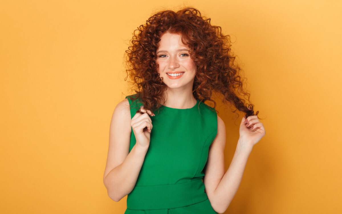 O cabelo ruivo precisa de alguns cuidados para se manter bonito e saud&aacute;vel (Imagem: Dean Drobot | Shutterstock)