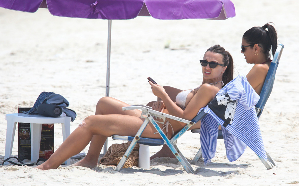 Rafa Kalimann curte dia de praia na Barra da Tijuca