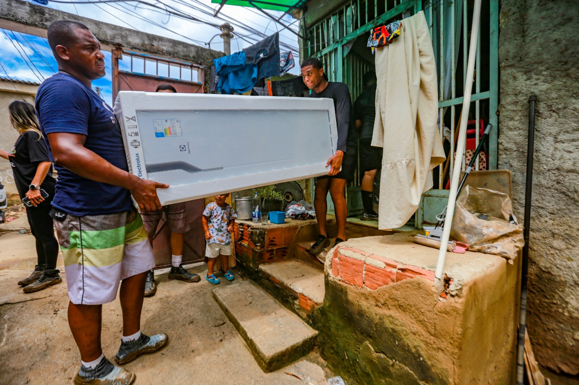 Diversos moradores da Vila S&atilde;o Luiz foram contemplados com geladeira e outro itens - Rafael Barreto / PMBR