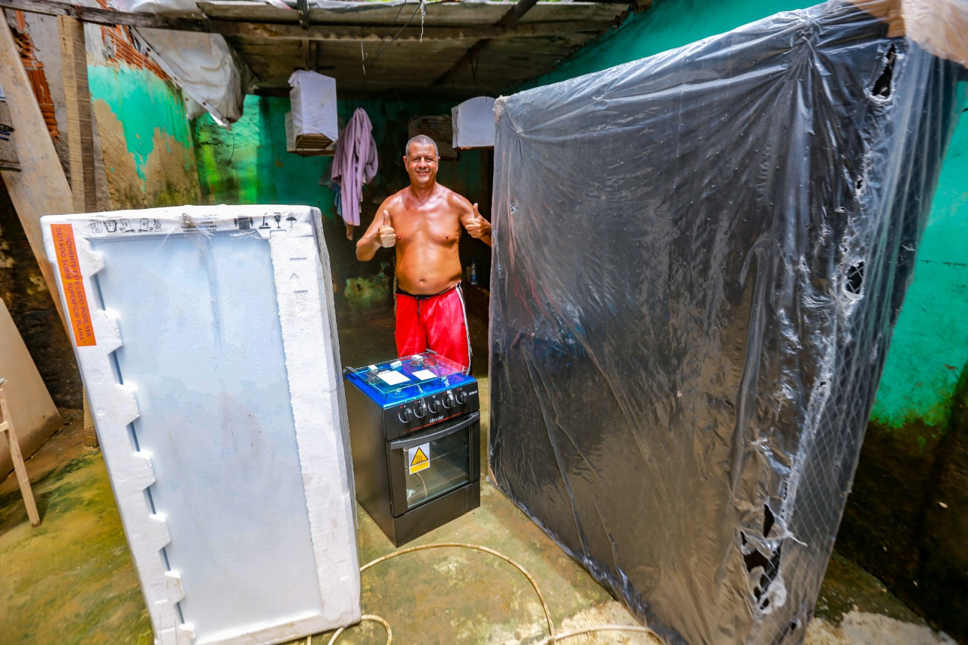 Mauro Pereira foi um dos moradores que teve a casa invadida pelos alagamentos das fortes chuvas. Ele ganhou novos utens&iacute;lios - Rafael Barreto / PMBR