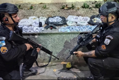 PM prende criminoso ferido com pistola e drogas após troca de tiros em Belford Roxo