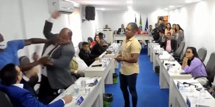 Vereadores trocam socos em sessão transmitida ao vivo em Câmara na Bahia
